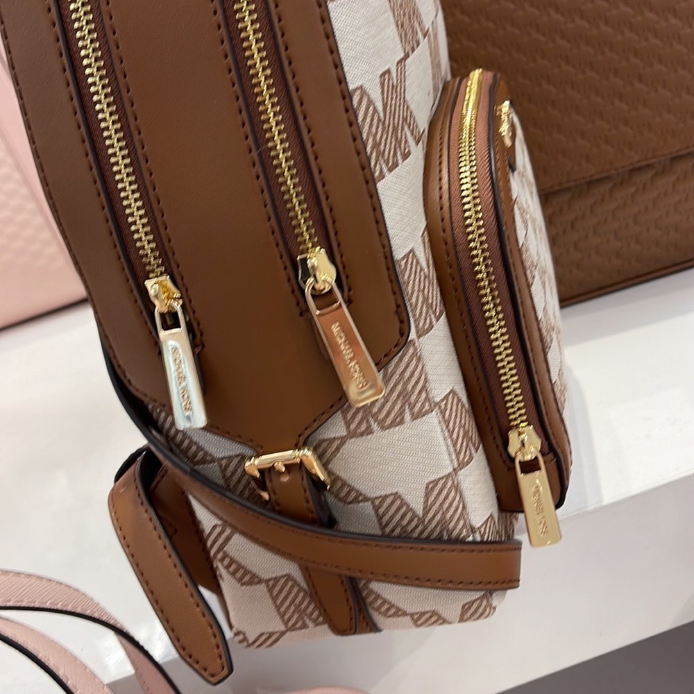 Michael Kors Jaycee Medium Logo Zip Pocket Backpack 

35S3G8TB2J
LUGGAGE - Picture 8 of 16